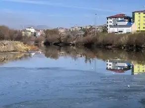 Doğu Anadolu'da Şiddetli Soğuk: Nehir Buz Tuttu!