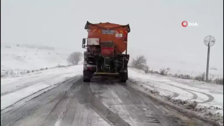 Doğu Anadolu'da Şiddetli Kar Fırtınası: Yollar Kapandı!